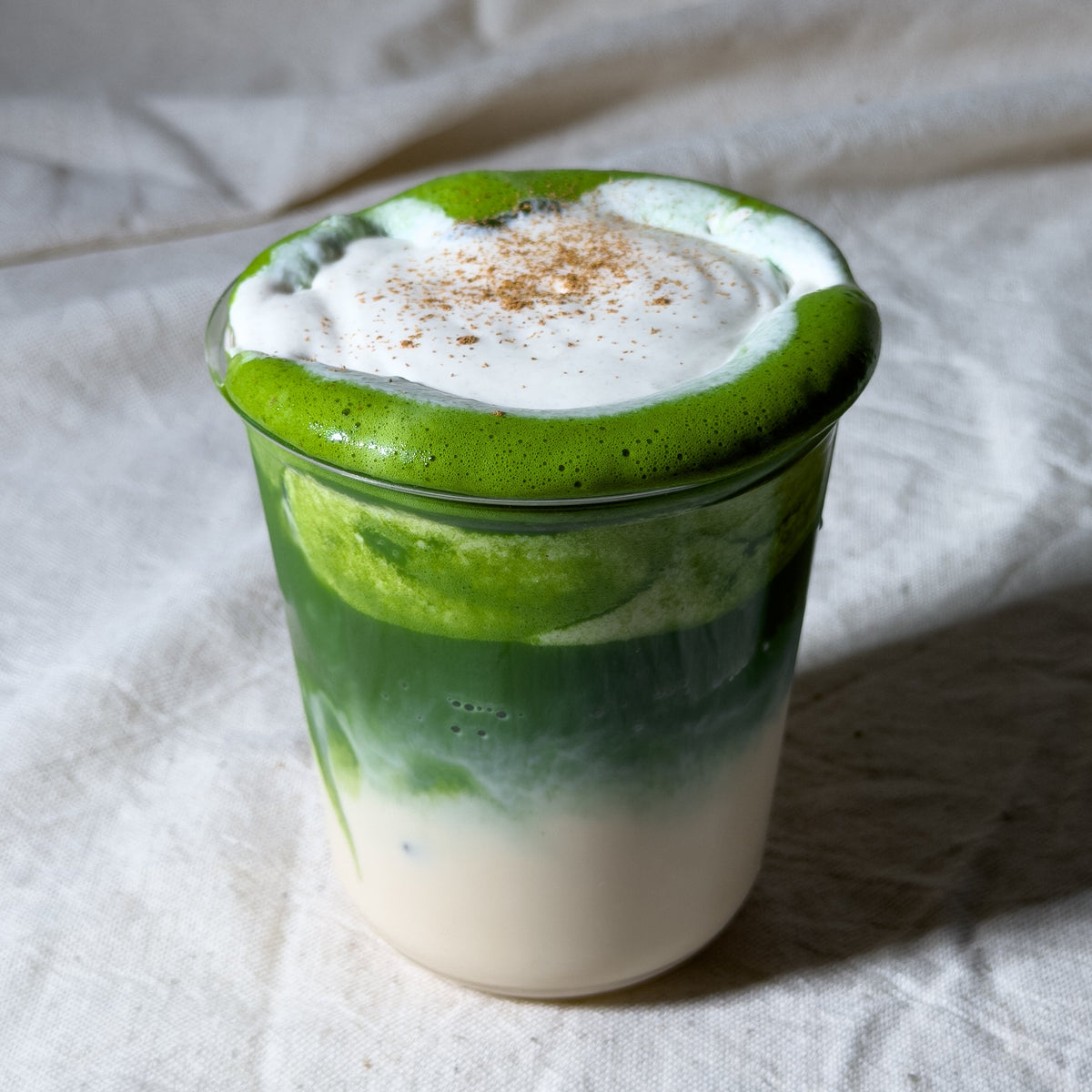 Matcha latte s penou z javorového sirupu a škorice