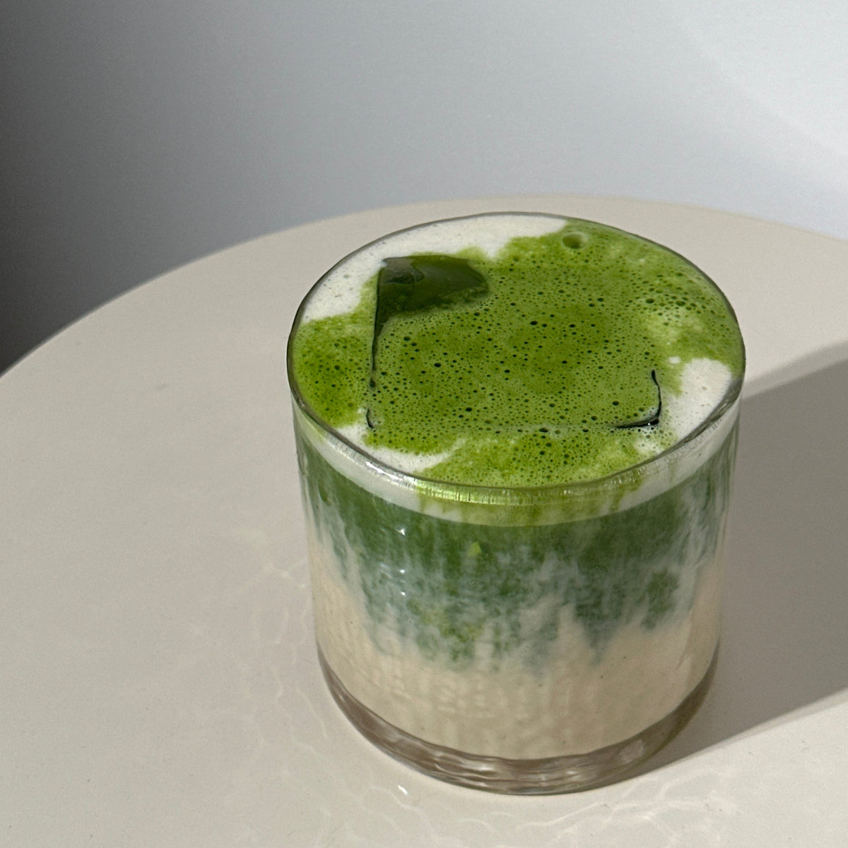 Banánovo škoricové matcha latte